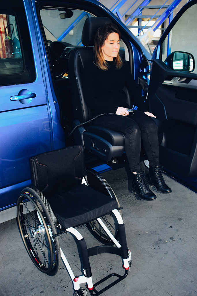 Les aides techniques pour le transfert d'une personne en fauteuil roulant  dans une voiture 