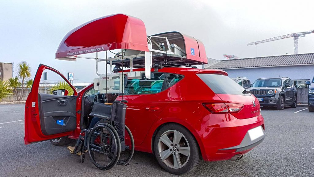 Coffre de toit pour transférer un fauteuil roulant