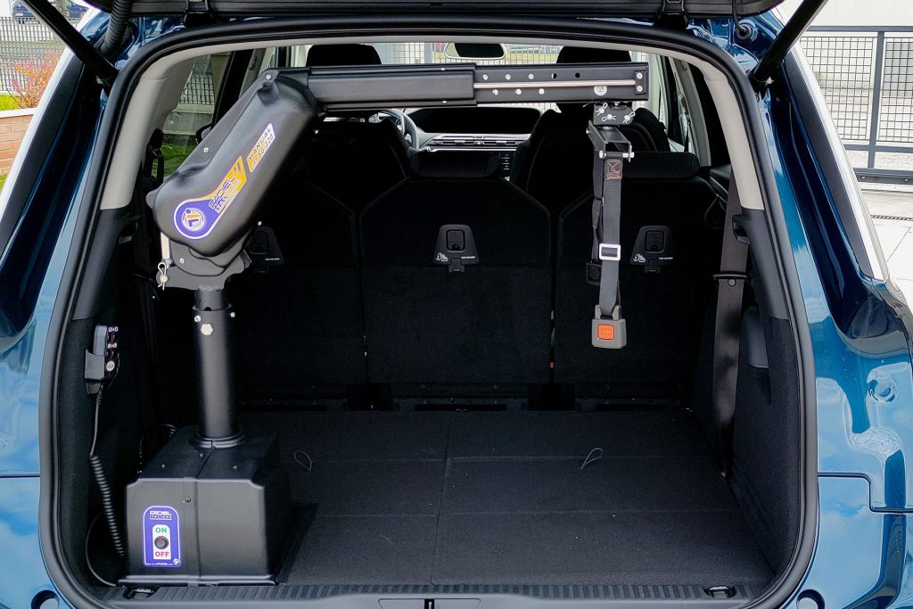 Grue de coffre pour le transfert de fauteuil roulant