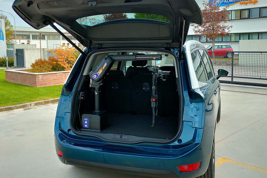 Grue de coffre pour le transfert de fauteuil roulant