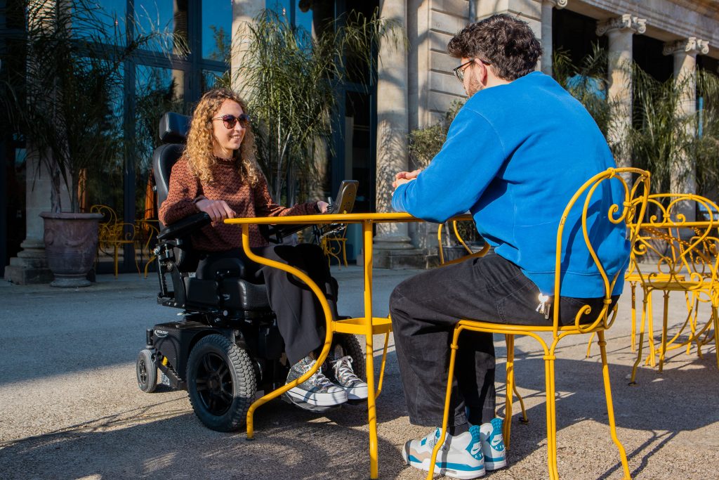Une personne en fauteuil roulant souhaitant obtenir une aide MDPH