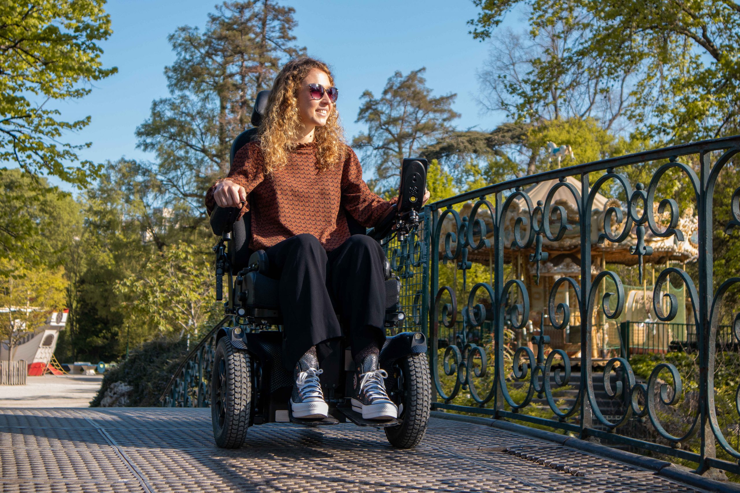 jeune fille en fauteuil électrique sur un pont