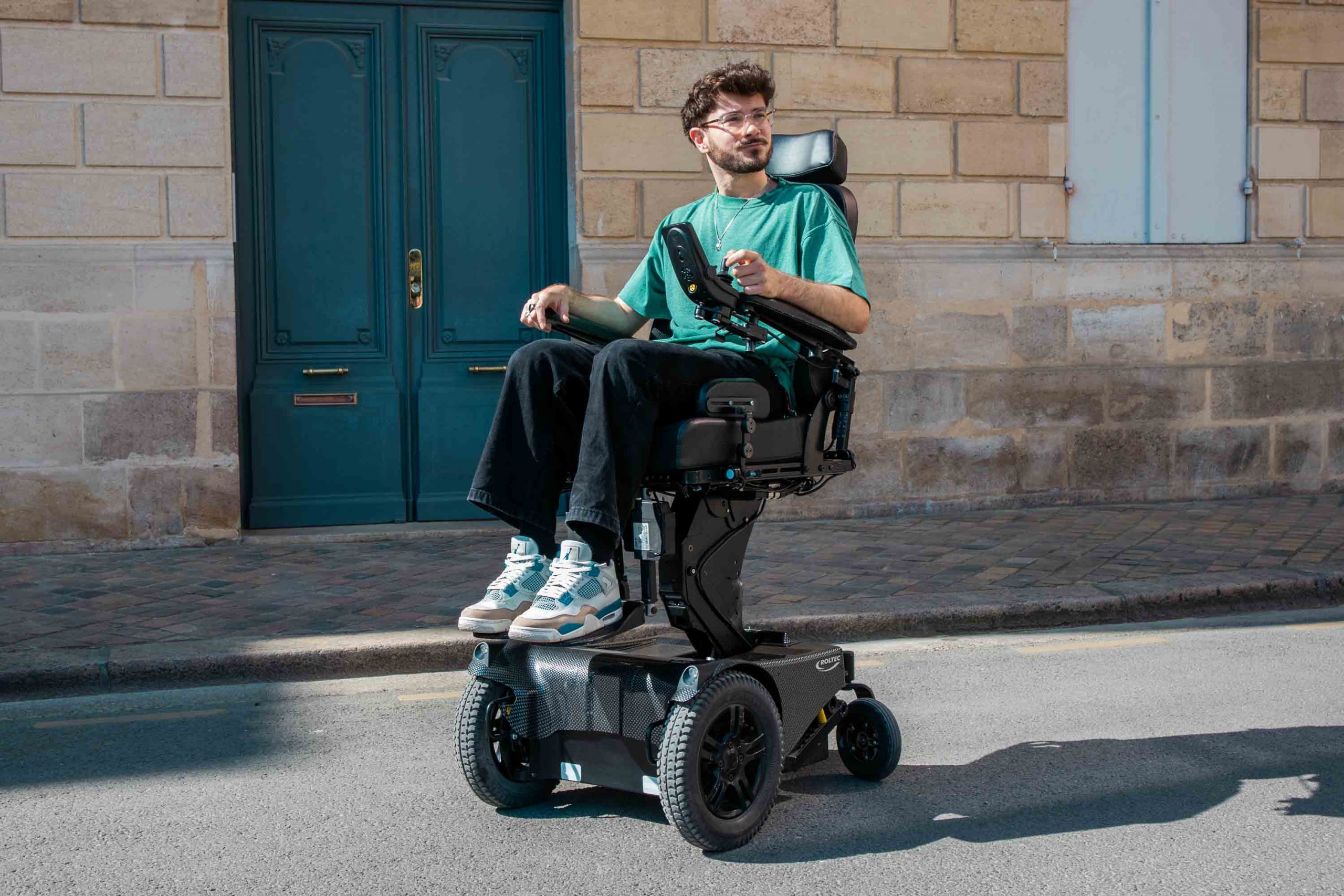 jeune homme en fauteuil électrique