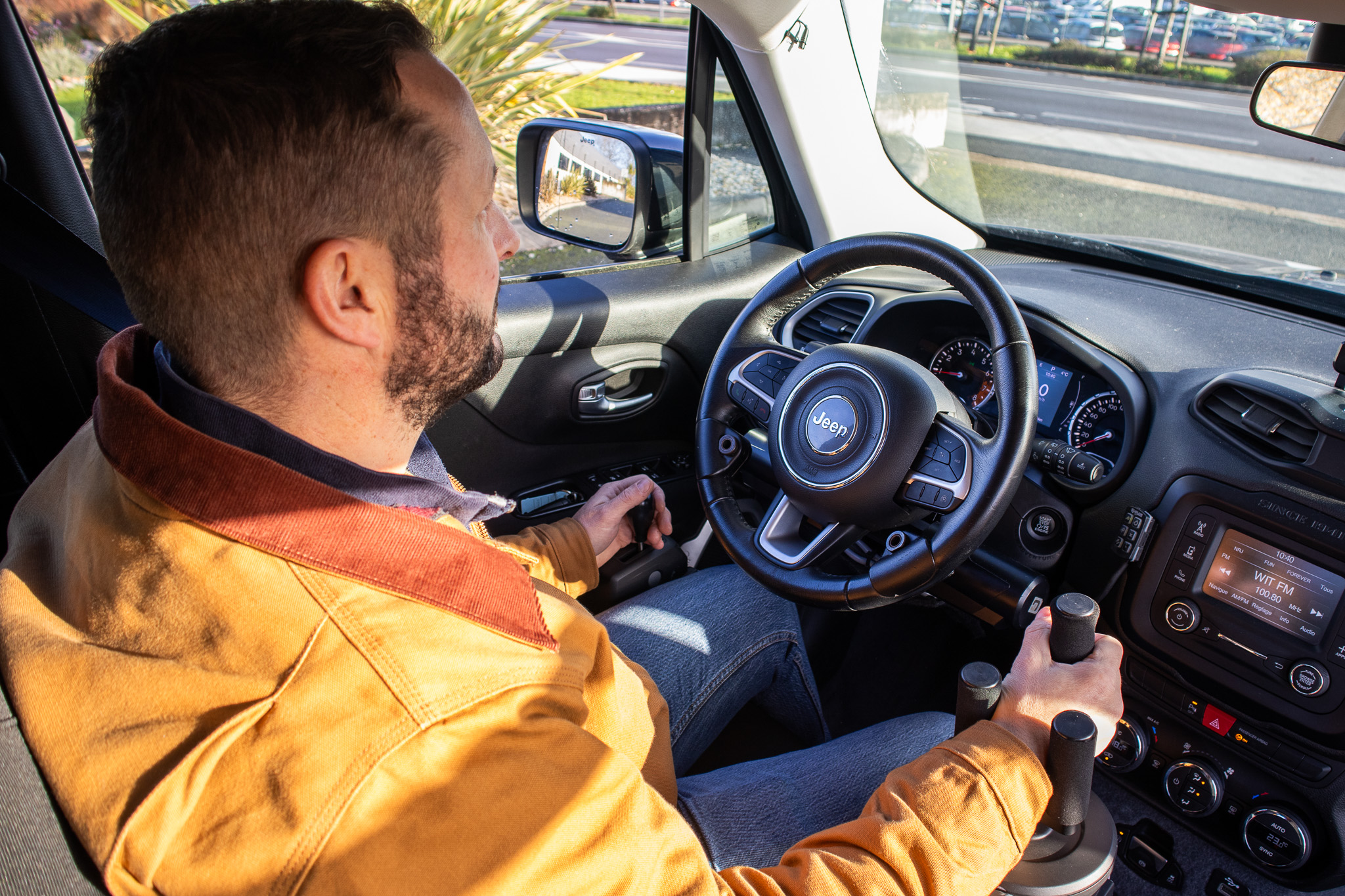 homme au volant avec solution adaptée