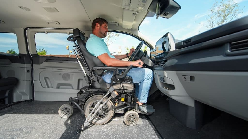 Conduire avec un fauteuil roulant manuel. Bonne ou mauvaise idée ?