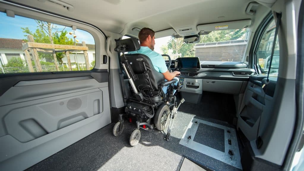 Conduire avec un fauteuil roulant manuel. Bonne ou mauvaise idée ?